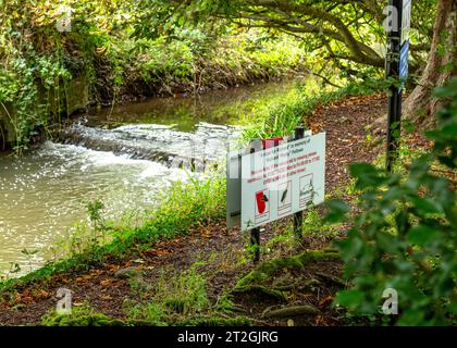 Paper Mill Weir, Arrow Valley Country Park in Redditch, Worcestershire. Stockfoto