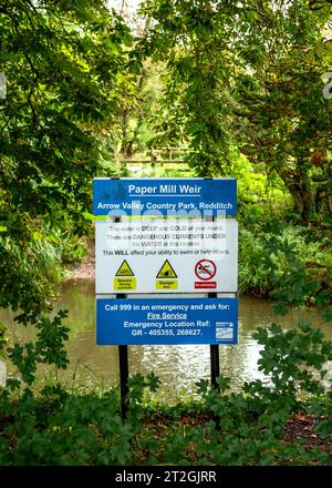 Paper Mill Weir, Arrow Valley Country Park in Redditch, Worcestershire. Stockfoto