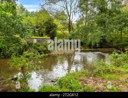 Five Tunnels ist ein historisches Bauwerk am River Arrow in Redditch, Worcestershire, Großbritannien. Stockfoto