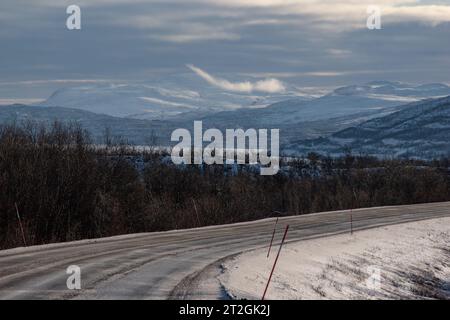 Winterlandschaft in Lappland, Abisko Nationalpark, Abisko, Schweden. Skandinavische Bergkette. Stockfoto