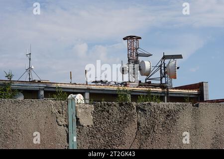 Radio- und Fernsehsender mit vielen Sendeantennen auf dem Dach. Stockfoto