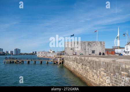 Historische Befestigungsanlagen von Old Portsmouth entlang der Küste, mit Square Tower, Sea Wall und Round Tower, Hampshire, England, Großbritannien Stockfoto