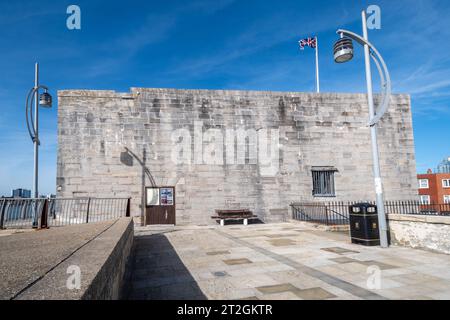 Der Square Tower an der Küste von Portsmouth, ein denkmalgeschütztes historisches Gebäude, Teil der Stadtbefestigung aus dem 15. Jahrhundert in Hampshire, England, Großbritannien Stockfoto