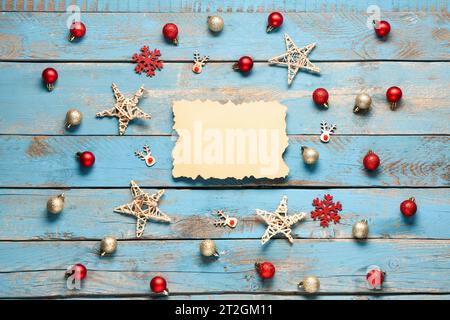 Leere Weihnachtskarte mit Dekor auf blauem Holzhintergrund Stockfoto