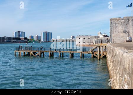 Historische Befestigungsanlagen von Old Portsmouth entlang der Küste, mit Square Tower, Sea Wall und Round Tower, Hampshire, England, Großbritannien Stockfoto