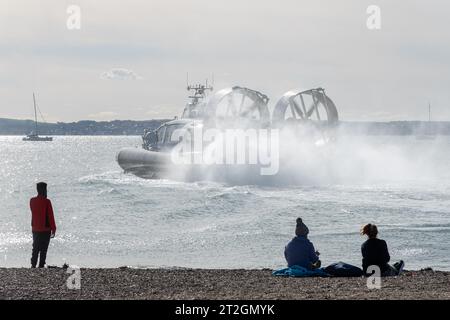 Luftkissenboot für Passagiere zwischen Southsea Portsmouth, Hampshire, und Ryde Isle of Wight, England, Großbritannien. Leute beobachten vom Southsea Beach aus. Stockfoto