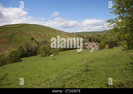 Dale End in Lothersdale, wo die Mühle angeblich das größte Innenwasserrad der Welt hat, North Yorkshire, England, Großbritannien Stockfoto