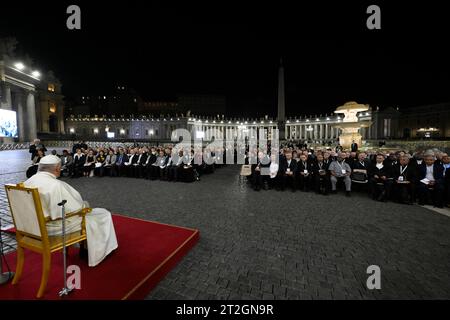 Vatikan, Vatikan. Oktober 2023. Italien, Rom, Vatikan, 2023/10/19 Papst Franziskus leitet ein Gebet für Migranten und Flüchtlinge, Teil der 16. Vollversammlung der Bischofssynode, vor Timothy Schmalz Bronze-Skulpturenkomplex „Engel unawares“ und dem Kreuz San Damiano, links, ein großes romanisches Zentrum, vor dem St. Franziskus von Assisi betete, als er vom Herrn den auftrag erhalten hat, die Kirche in St. Peter's Square im Vatikan Foto von VATIKAN MEDIA/Catholic Press Photo Credit: Independent Photo Agency/Alamy Live News Stockfoto