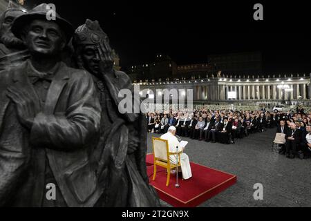 Vatikan, Vatikan. Oktober 2023. Italien, Rom, Vatikan, 2023/10/19 Papst Franziskus leitet ein Gebet für Migranten und Flüchtlinge, Teil der 16. Vollversammlung der Bischofssynode, vor Timothy Schmalz Bronze-Skulpturenkomplex „Engel unawares“ und dem Kreuz San Damiano, links, ein großes romanisches Zentrum, vor dem St. Franziskus von Assisi betete, als er vom Herrn den auftrag erhalten hat, die Kirche in St. Peter's Square im Vatikan Foto von VATIKAN MEDIA/Catholic Press Photo Credit: Independent Photo Agency/Alamy Live News Stockfoto