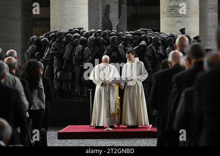 Vatikan, Vatikan. Oktober 2023. Italien, Rom, Vatikan, 2023/10/19 Papst Franziskus leitet ein Gebet für Migranten und Flüchtlinge, Teil der 16. Vollversammlung der Bischofssynode, vor Timothy Schmalz Bronze-Skulpturenkomplex „Engel unawares“ und dem Kreuz San Damiano, links, ein großes romanisches Zentrum, vor dem St. Franziskus von Assisi betete, als er vom Herrn den auftrag erhalten hat, die Kirche in St. Peter's Square im Vatikan Foto von VATIKAN MEDIA/Catholic Press Photo Credit: Independent Photo Agency/Alamy Live News Stockfoto