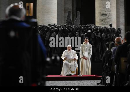 Vatikan, Vatikan. Oktober 2023. Italien, Rom, Vatikan, 2023/10/19 Papst Franziskus leitet ein Gebet für Migranten und Flüchtlinge, Teil der 16. Vollversammlung der Bischofssynode, vor Timothy Schmalz Bronze-Skulpturenkomplex „Engel unawares“ und dem Kreuz San Damiano, links, ein großes romanisches Zentrum, vor dem St. Franziskus von Assisi betete, als er vom Herrn den auftrag erhalten hat, die Kirche in St. Peter's Square im Vatikan Foto von VATIKAN MEDIA/Catholic Press Photo Credit: Independent Photo Agency/Alamy Live News Stockfoto