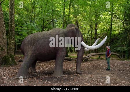 Figur eines lebensgroßen Mammuts, paläolithischer Park der Cueva del Valle, Rasines, Kantabrien, Spanien Stockfoto
