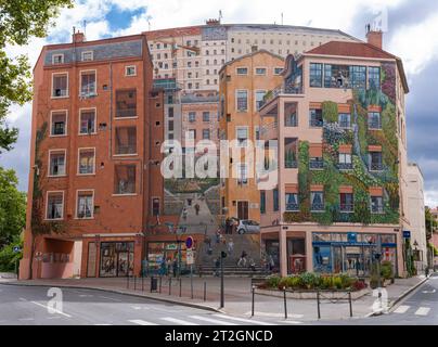 Lyon, Frankreich - 08 30 2021: Fresken von Lyon. Sehen Sie Details der Fassade mit Fresko der Mauer der Canutes Stockfoto