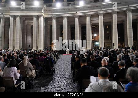 Vatikan, Vatikan. Oktober 2023. Italien, Rom, Vatikan, 2023/10/19 Papst Franziskus leitet ein Gebet für Migranten und Flüchtlinge, Teil der 16. Vollversammlung der Bischofssynode, vor Timothy Schmalz Bronze-Skulpturenkomplex „Engel unawares“ und dem Kreuz San Damiano, links, ein großes romanisches Zentrum, vor dem St. Franziskus von Assisi betete, als er vom Herrn den auftrag erhalten hat, die Kirche in St. Peter's Square im Vatikan Foto von VATIKAN MEDIA/Catholic Press Photo Credit: Independent Photo Agency/Alamy Live News Stockfoto