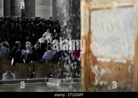 Vatikan, Vatikan. Oktober 2023. Italien, Rom, Vatikan, 2023/10/19 Papst Franziskus leitet ein Gebet für Migranten und Flüchtlinge, Teil der 16. Vollversammlung der Bischofssynode, vor Timothy Schmalz Bronze-Skulpturenkomplex „Engel unawares“ und dem Kreuz San Damiano, links, ein großes romanisches Zentrum, vor dem St. Franziskus von Assisi betete, als er vom Herrn den auftrag erhalten hat, die Kirche in St. Peter's Square im Vatikan Foto von VATIKAN MEDIA/Catholic Press Photo Credit: Independent Photo Agency/Alamy Live News Stockfoto