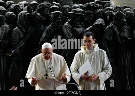 Vatikan, Vatikan. Oktober 2023. Italien, Rom, Vatikan, 2023/10/19 Papst Franziskus leitet ein Gebet für Migranten und Flüchtlinge, Teil der 16. Vollversammlung der Bischofssynode, vor Timothy Schmalz Bronze-Skulpturenkomplex „Engel unawares“ und dem Kreuz San Damiano, links, ein großes romanisches Zentrum, vor dem St. Franziskus von Assisi betete, als er vom Herrn den auftrag erhalten hat, die Kirche in St. Peter's Square im Vatikan Foto von VATIKAN MEDIA/Catholic Press Photo Credit: Independent Photo Agency/Alamy Live News Stockfoto