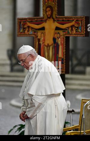 Vatikan, Vatikan. Oktober 2023. Italien, Rom, Vatikan, 2023/10/19 Papst Franziskus leitet ein Gebet für Migranten und Flüchtlinge, Teil der 16. Vollversammlung der Bischofssynode, vor Timothy Schmalz Bronze-Skulpturenkomplex „Engel unawares“ und dem Kreuz San Damiano, links, ein großes romanisches Zentrum, vor dem St. Franziskus von Assisi betete, als er vom Herrn den auftrag erhalten hat, die Kirche in St. Peter's Square im Vatikan Foto von VATIKAN MEDIA/Catholic Press Photo Credit: Independent Photo Agency/Alamy Live News Stockfoto