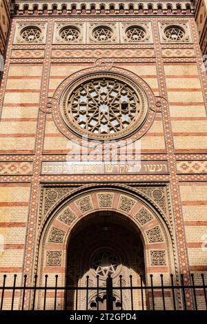 Budapest, Ungarn. 1. Oktober 2023 die Dohany Street Synagoge oder Great Synagoge ist ein historisches Gebäude im Stil der Mauren, das größte syna Stockfoto