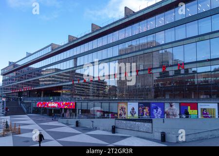 STOCKHOLM, SCHWEDEN - 23. DEZEMBER 2020: Außenansicht des Stadttheaters (Kulturhuset auf schwedisch) auf dem Sergels Torg-Platz Stockfoto