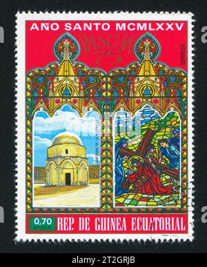 ÄQUATORIALGUINEA - CA. 1975: Stempel von Äquatorialguinea, zeigt Kapelle der Himmelfahrt (Jerusalem) und Jesus Christus mit Kreuz, ca. 197 Stockfoto