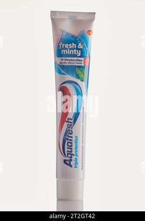 Mansfield, Nottingham, Vereinigtes Königreich, 19. Oktober 2023: Studio-Produktbild von Aquafresh Zahnpasta auf weißem Hintergrund. Stockfoto