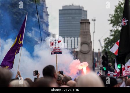 Unterstützer von Tommy Robinson, wie die EDL, protestierten in London und demonstrierten für seine Freilassung nach der Verhaftung. Rauchfackeln in der Nähe von Cenotaph Stockfoto