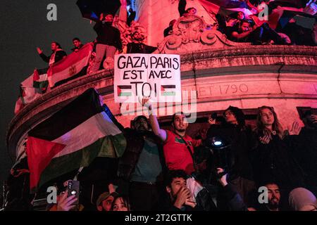 Saint Ouen, Paris, Frankreich. Oktober 2023. Eine pro-palästinensische Demonstration fand am Place de la République in Paris statt. Mehrere tausend Menschen versammelten sich auf dem Platz. Die Demonstration wurde von der Capjpo-Europalestine-Vereinigung und der neuen Antikapitalistischen Partei organisiert. (Kreditbild: © Sadak Souici/ZUMA Press Wire) NUR REDAKTIONELLE VERWENDUNG! Nicht für kommerzielle ZWECKE! Stockfoto