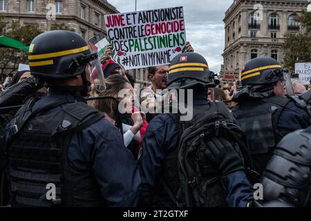 Saint Ouen, Paris, Frankreich. Oktober 2023. Eine pro-palästinensische Demonstration fand am Place de la République in Paris statt. Mehrere tausend Menschen versammelten sich auf dem Platz. Die Demonstration wurde von der Capjpo-Europalestine-Vereinigung und der neuen Antikapitalistischen Partei organisiert. (Kreditbild: © Sadak Souici/ZUMA Press Wire) NUR REDAKTIONELLE VERWENDUNG! Nicht für kommerzielle ZWECKE! Stockfoto