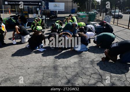 Los Angeles, USA. Oktober 2023. Die Leute machen am 19. Oktober 2023 eine Fallbohrung, Deckung und Hold-on-Erdbeben bei der L.A. Regional Food Bank in Los Angeles, Kalifornien, USA. Am Donnerstag fand in den Vereinigten Staaten eine jährliche Erdbebenübung statt, um den Menschen zu helfen, sich bei Erdbeben besser zu schützen. Quelle: Xinhua/Alamy Live News Stockfoto