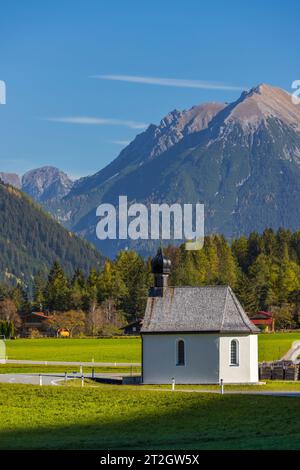 Antoniuskapelle in der Nähe von Bach und Dorf, Reutte, Tirol, Österreich Stockfoto