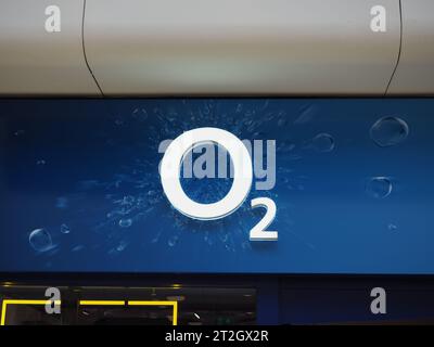 LONDON, Großbritannien - 13. SEPTEMBER 2023: O2 Store Schild Stockfoto