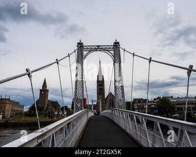 INVERNESS, Großbritannien - 13. SEPTEMBER 2023: Greig Street Hängebrücke über den Fluss Ness Stockfoto