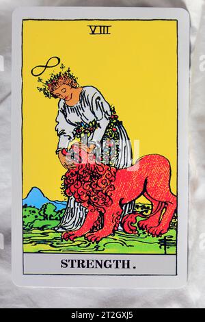 Stärke – individuelle Tarot-Karte. Stockfoto