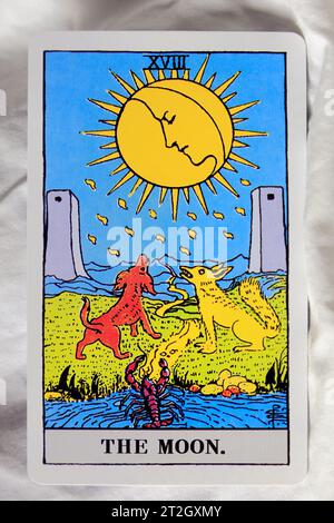 Der Mond - individuelle Tarotkarte. Stockfoto