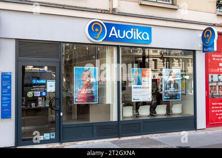 Außenansicht eines Audika Stores. Audika Groupe ist ein französisches Unternehmen, das Hörgeräte verkauft Stockfoto