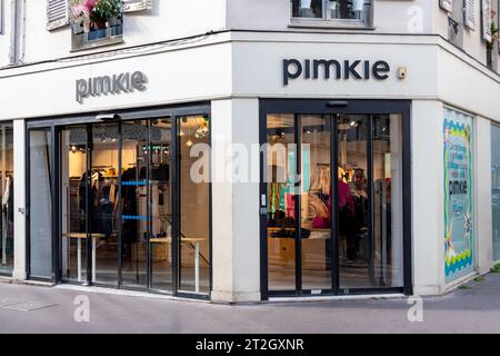 Paris, Frankreich - 19. Oktober 2023: Außenansicht eines Pimkie-Geschäfts. Pimkie ist eine französische Modemarke für Mode-Mode für Damen Stockfoto