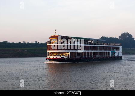 Bagan, Myanmar - 6. Dezember 2014: Passagierschiff auf dem Irrawaddy-Fluss in Myanmar. Flusslandschaft bei Sonnenuntergang. Stockfoto