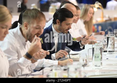 Stockholm, Schweden. Oktober 2023. STOCKHOLM, SCHWEDEN 20231019 Jurymitglieder Prinz Carl Philip zwischen Sebastian Gibrand (TV) und Jury-Vorsitzender Jonas Dahlbom im Finale des Chefkochs des Jahres 2023. Foto: Fredrik Sandberg/TT/Code 10080 Credit: TT News Agency/Alamy Live News Stockfoto