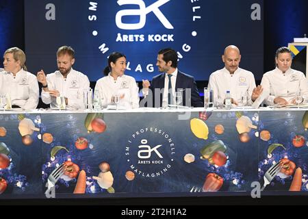 Stockholm, Schweden. Oktober 2023. STOCKHOLM, SCHWEDEN 20231019die Jurymitglieder Kathrine Bont, Sebastian Gibrand, Pam Pichaya, Prinz Carl Philip und Jury-Vorsitzender Jonas Dahlbom und Frida Nilsson im Finale von Årets Kock 2023. Foto: Fredrik Sandberg/TT/Code 10080 Credit: TT News Agency/Alamy Live News Stockfoto