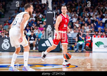 Madrid, Madrid, Spanien. Oktober 2023. Kevin Pangos (EA7 Emporio Armani Olimpia Milano) in Aktion während des Basketballspiels zwischen Real Madrid und EA7 Emporio Armani Olimpia Milano, gültig für die 04. Runde des Euroleague-Wettbewerbs, der am Donnerstag, den 19. Oktober 2023 im Wizink Center in Madrid, Spanien, ausgetragen wurde (Credit Image: © Alberto Gardin/ZUMA Press Wire) NUR REDAKTIONELLE VERWENDUNG! Nicht für kommerzielle ZWECKE! Stockfoto