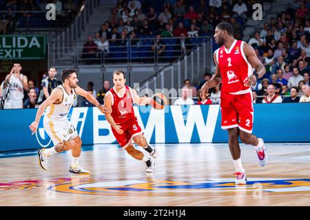 Madrid, Madrid, Spanien. Oktober 2023. Kevin Pangos (EA7 Emporio Armani Olimpia Milano) im Kampf gegen Facundo Campazzo (Real Madrid) während des Basketballspiels zwischen Real Madrid und EA7 Emporio Armani Olimpia Milano, gültig für die 04. Runde des Euroleague-Wettbewerbs, der am Donnerstag, den 19. Oktober 2023 im Wizink Center in Madrid, Spanien ausgetragen wurde (Credit Image: © Alberto Gardin/ZUMA Press Wire) NUR REDAKTIONELLE VERWENDUNG! Nicht für kommerzielle ZWECKE! Stockfoto