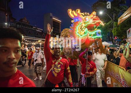 Bangkok, Thailand. Oktober 2023. Tänzer führen während des vegetarischen Festivals im Yaowarat The Chinatown in Bangkok einen Drachentanz auf. The Dragon Dance ist eine traditionelle chinesische Tanzvorstellung, bei der ein Team von Künstlern mit Stangen eine Drachenstütze rhythmisch bewegt. Quelle: SOPA Images Limited/Alamy Live News Stockfoto