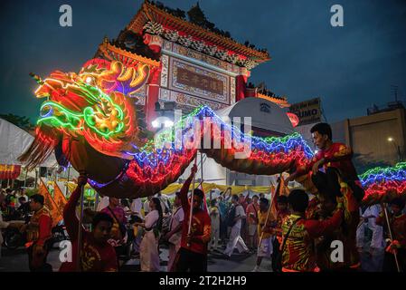 Bangkok, Thailand. Oktober 2023. Tänzer führen während des vegetarischen Festivals im Yaowarat The Chinatown in Bangkok einen Drachentanz auf. The Dragon Dance ist eine traditionelle chinesische Tanzvorstellung, bei der ein Team von Künstlern mit Stangen eine Drachenstütze rhythmisch bewegt. (Foto: Peerapon Boonyakiat/SOPA Image/SIPA USA) Credit: SIPA USA/Alamy Live News Stockfoto