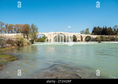 Die Koprupazar (Eurymedon) Brücke über den Fluss Koprucay in der Nähe von Aspendos antiken Stätten in der Provinz Antalya in der Türkei. Die Brücke wurde von Selcuks in gebaut Stockfoto