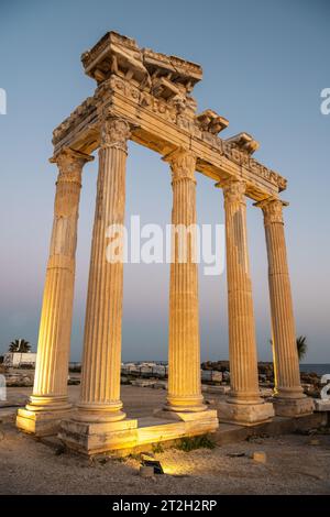 Der Tempel des Apollo in Side, Türkei. Blick bei Sonnenuntergang. Der Apollo-Tempel ist ein römischer Tempel, der um 150 n. Chr. während der Pax Romana-Ära in der an erbaut wurde Stockfoto