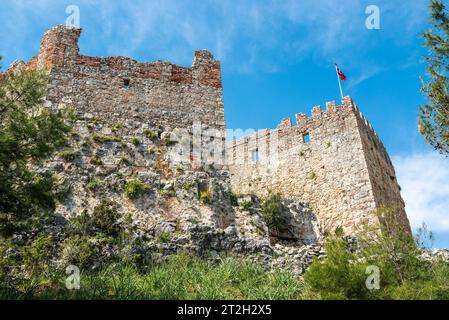 Ruine der Befestigungsanlagen des Stadtteils Ehmedek von Alanya Castle in der Türkei. Ehmedek war das türkische Viertel während der osmanischen und seldschukischen Zeit. Stockfoto