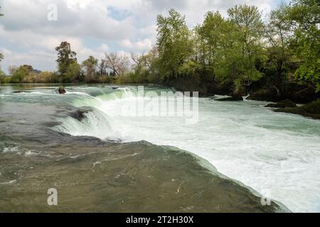 Manavgat Wasserfall in Manavgat, Provinz Antalya, Türkei. Blick auf das weiße, schäumende Wasser der Manavgat Wasserfälle, das kraftvoll über den Felsen fließt Stockfoto