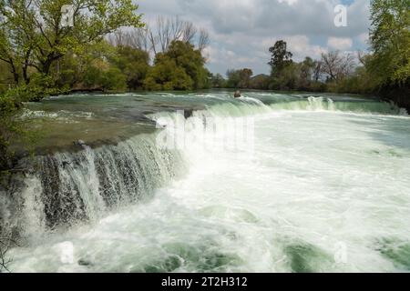 Manavgat Wasserfall in Manavgat, Provinz Antalya, Türkei. Blick auf das weiße, schäumende Wasser der Manavgat Wasserfälle, das kraftvoll über den Felsen fließt Stockfoto