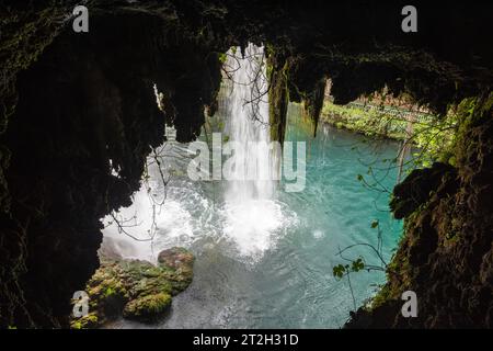 Upper Duden Wasserfälle in Antalya, Türkei. Blick auf das fallende Wasser von einer Grotte unter dem Wasserfall. Stockfoto