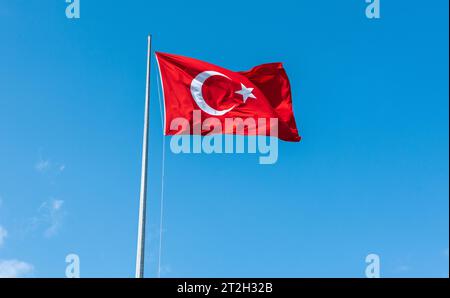 Die Flagge der Republik Türkei winkt auf einem Fahnenmast. Stockfoto